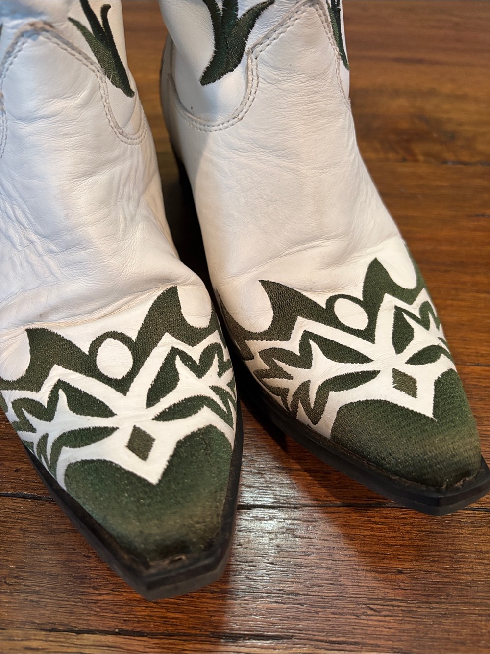 dingo White Leather Cowboy Boots with Yellow Bird Embroidery - Picture 4 of 15